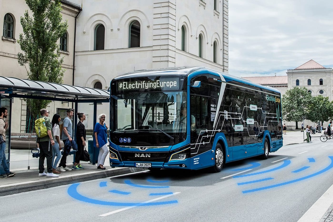 Ein vollelektrischer MAN-Bus an der Haltestelle am Geschwister-Scholl-Platz (Fotomontage): Im Rahmen des Projekts MINGA sollen solche Fahrzeuge künftig autonom durch München fahren.
