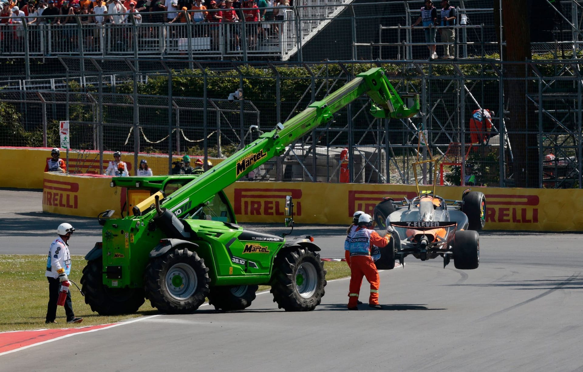 Der kaputte McLaren von Lando Norris wird abtransportiert: Kurz vor Schluss fuhr er seinem Teamkollegen ins Heck.