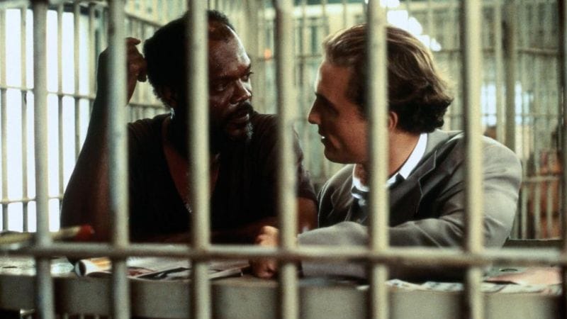 Szenenbild mit Samuel L. Jackson und Matthew McConaughey aus dem Justiz-Drama "Die Jury".