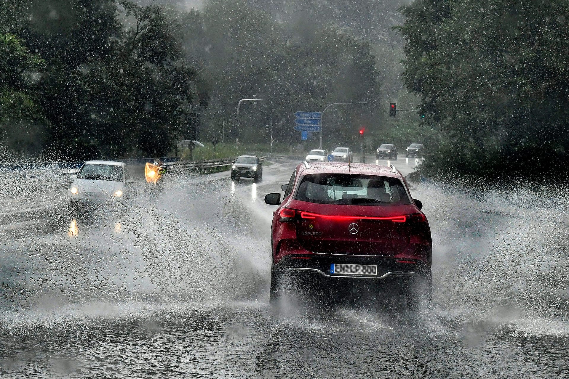 Autos während starker Regenfälle auf einer Straße (Archivbild): An Pfingsten drohen in Köln und der Region erneut starke Schauer und Gewitter. Autos während starker Regenfälle auf einer Straße (Archivbild): An Pfingsten drohen in Köln und der Region erneut starke Schauer und Gewitter.