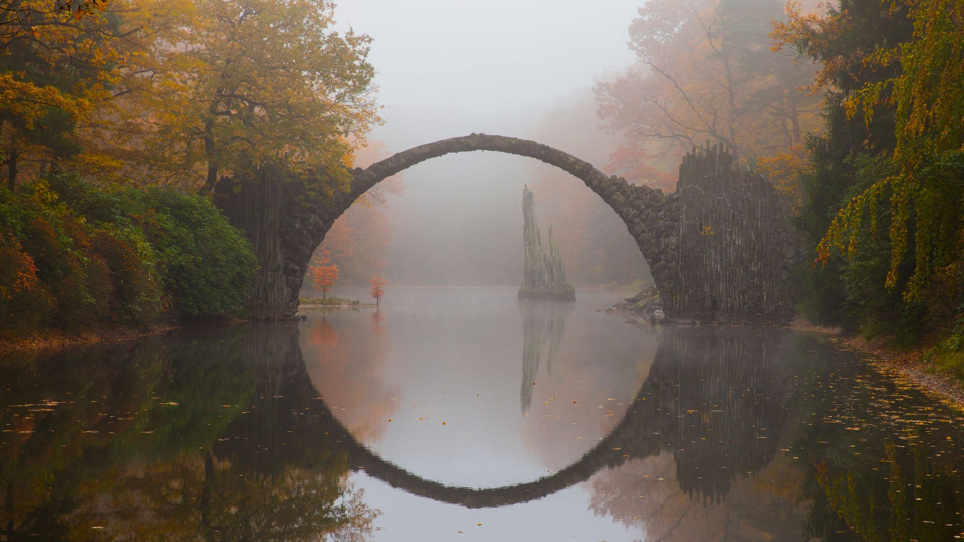 Rakotzbr?cke (Devil's bridge) in early morning mist
