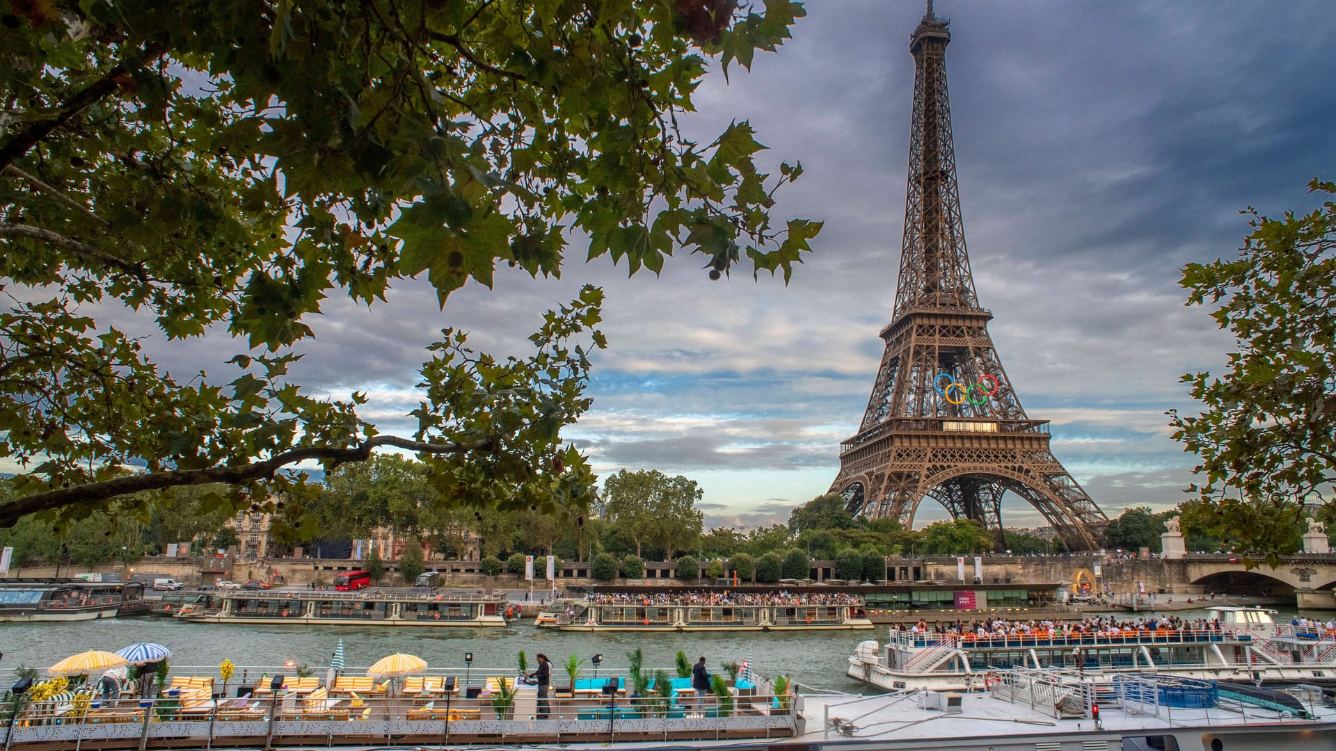 Frankreich tankt teuer: Die Preise an der Zapfsäule sind auf deutschem Niveau.