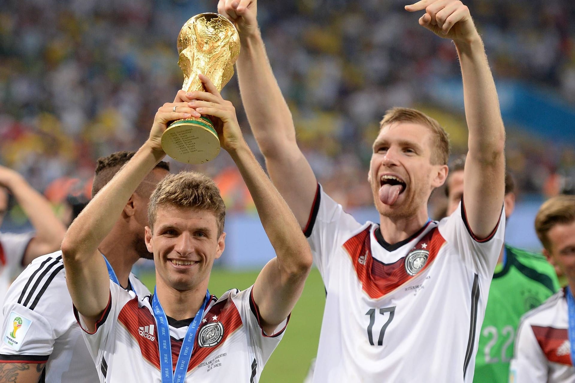 Per Mertesacker (r.) neben Thomas Müller: Der Innenverteidiger spielte zur Zeit des WM-Sieges beim FC Arsenal.