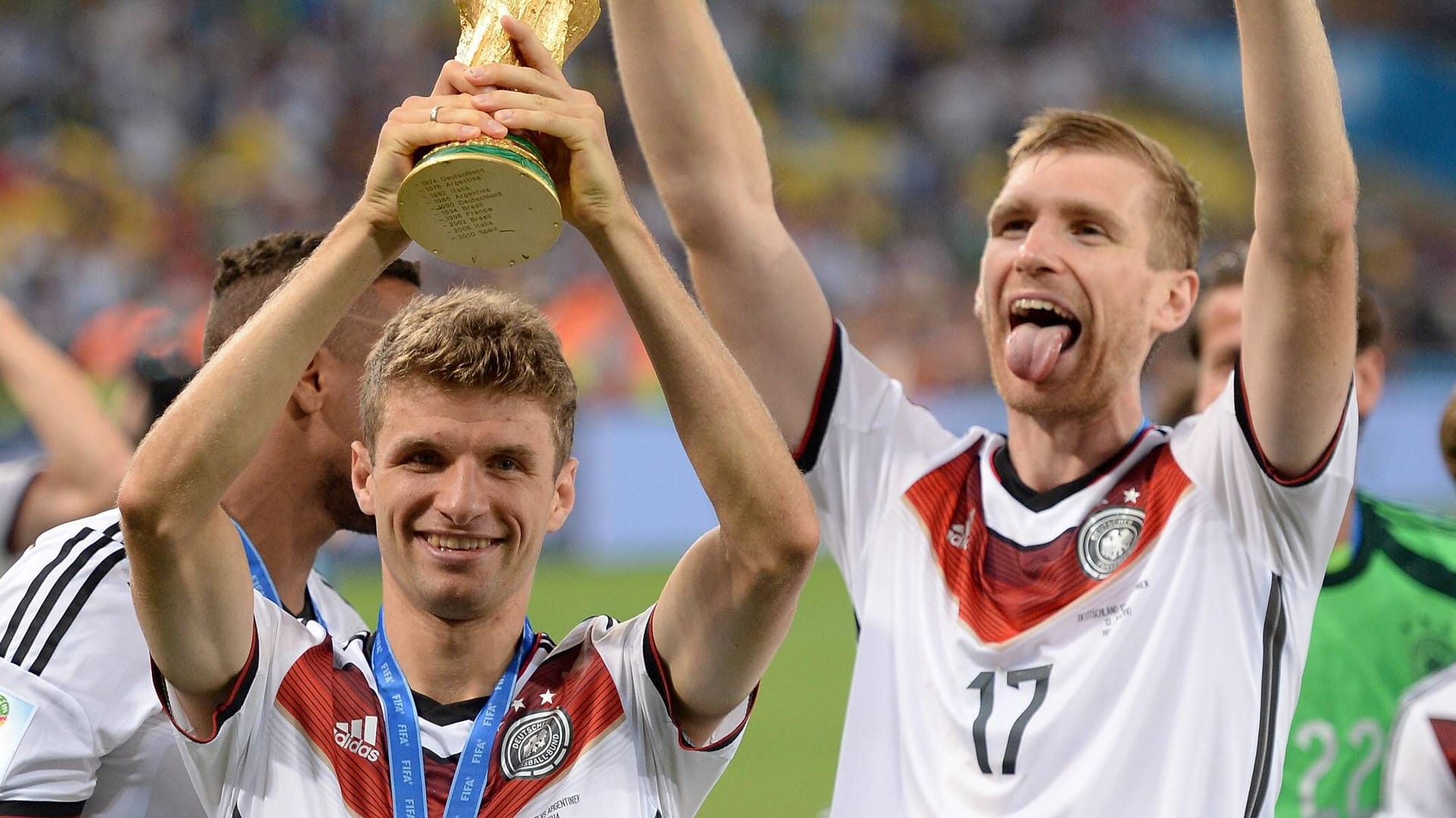 Per Mertesacker (r.) neben Thomas Müller: Der Innenverteidiger spielte zur Zeit des WM-Sieges beim FC Arsenal.
