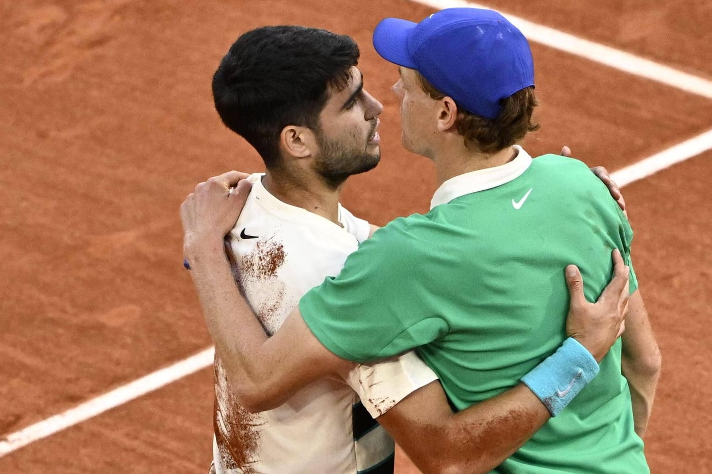 Gezeichnet vom Rekordmatch: Carlos Alcaraz (li.) und Jannik Sinner umarmen sich entkräftet nach dem Finale der French Open.
