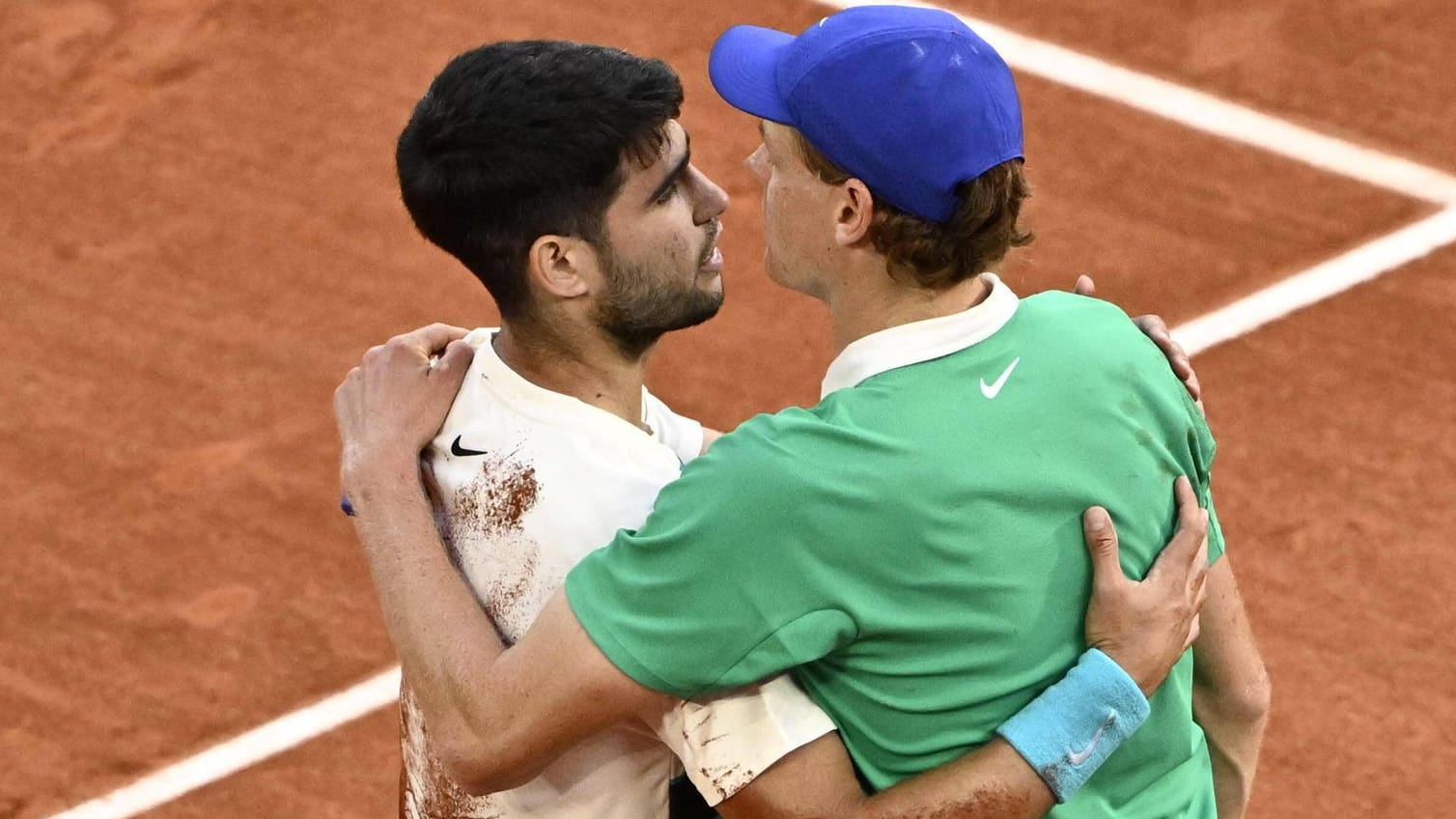 Gezeichnet vom Rekordmatch: Carlos Alcaraz (li.) und Jannik Sinner umarmen sich entkräftet nach dem Finale der French Open.