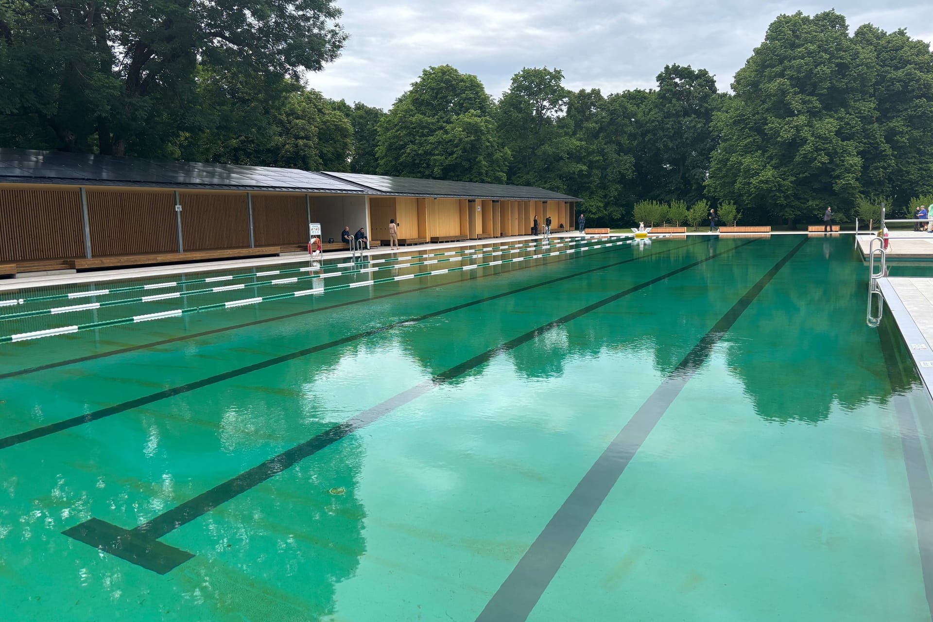 Zwei abgetrennte Schwimmbahnen und ein Nichtschwimmerbecken erwarten im Naturbad Georgenschwaige die Badegäste.