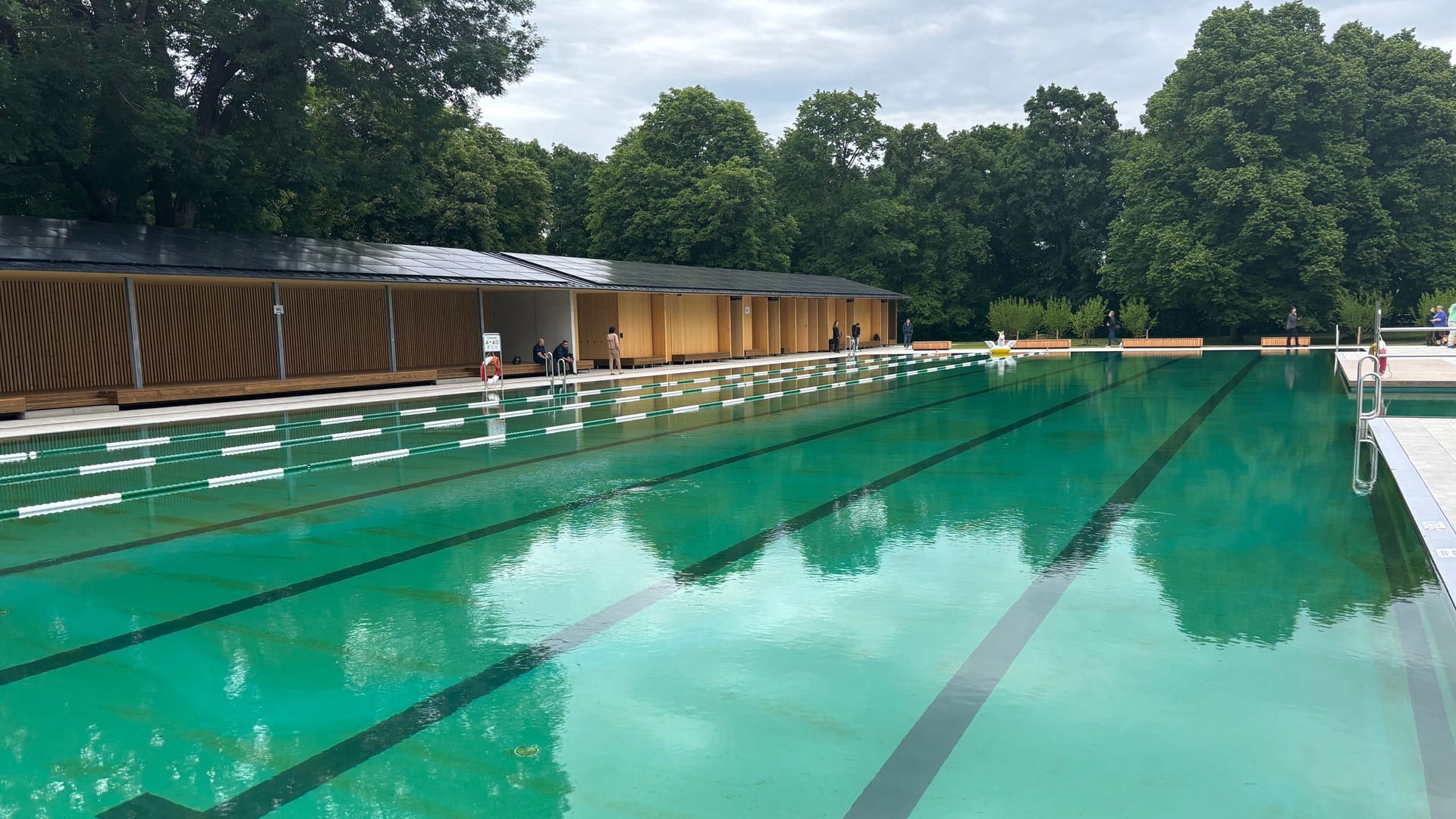 Zwei abgetrennte Schwimmbahnen und ein Nichtschwimmerbecken erwarten im Naturbad Georgenschwaige die Badegäste.