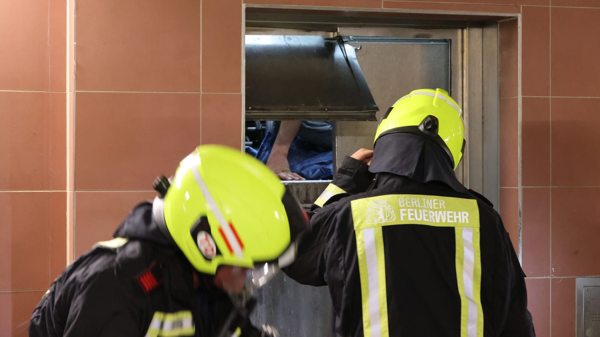 Feuerwehr befreit steckengebliebene Personen: Niemand kam bei dem Rettungseinsatz zu Schaden.