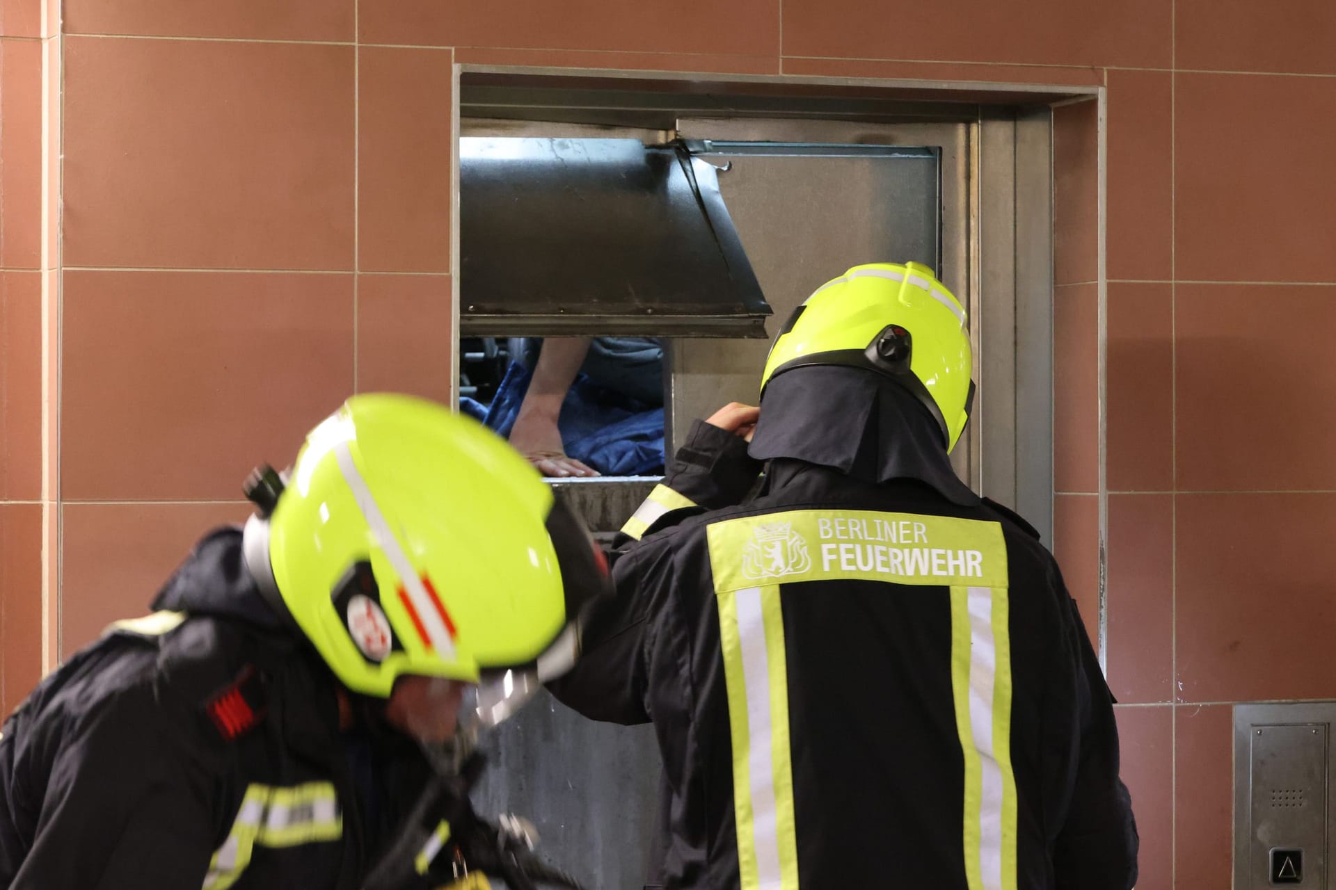 Feuerwehr befreit steckengebliebene Personen: Niemand kam bei dem Rettungseinsatz zu Schaden.