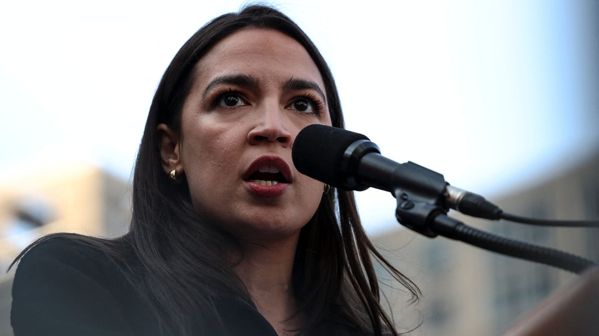 Die demokratische Kongressabgeordnete Alexandria Ocasio-Cortez fordert ein Amtsenthebungsverfahren gegen Donald Trump (Archivbild).