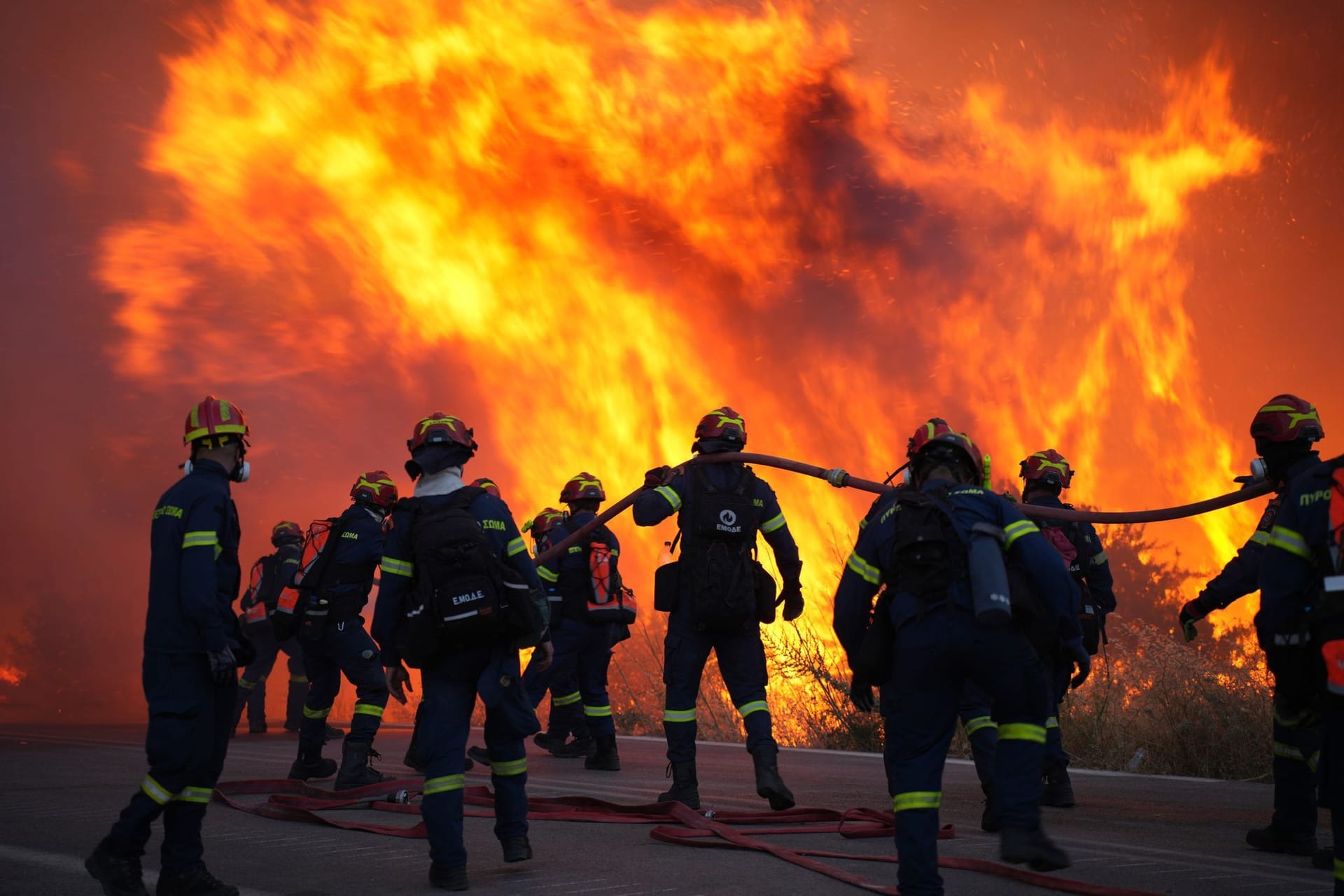 Feuerwehrleute im Einsatz gegen die Flammen: Auf Chios fachen Winde die Flammen immer wieder an.