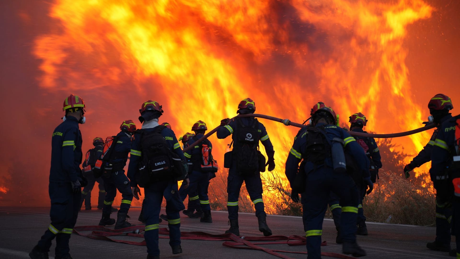 Feuerwehrleute im Einsatz gegen die Flammen: Auf Chios fachen Winde die Flammen immer wieder an.