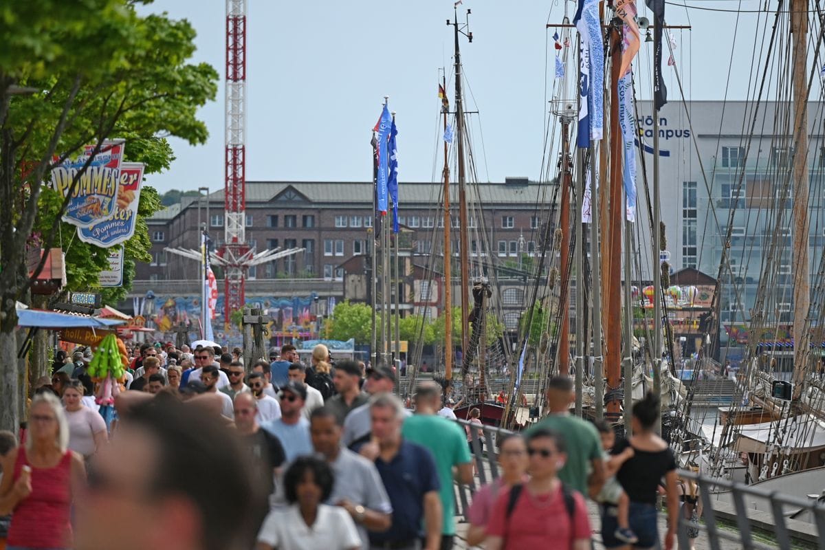 Viele Menschen gehen am vergangenen Samstag auf der Kiellinie entlang: die Kieler Woche läuft noch bis zu, 29. Juni.