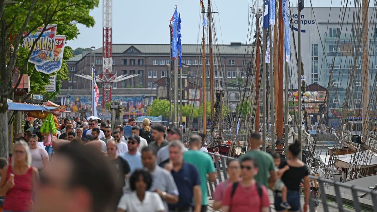 Viele Menschen gehen am vergangenen Samstag auf der Kiellinie entlang: die Kieler Woche läuft noch bis zu, 29. Juni. Viele Menschen gehen am vergangenen Samstag auf der Kiellinie entlang: die Kieler Woche läuft noch bis zu, 29. Juni.