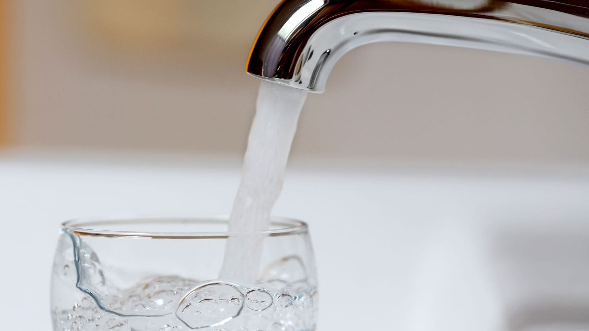 Wasser als bestes Getränk an heißen Tagen