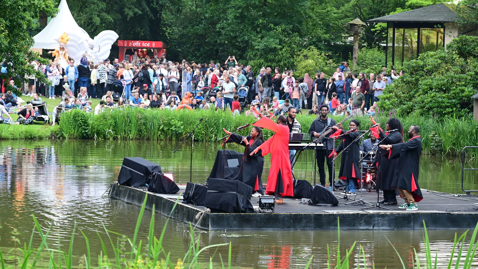 Schwimmende Bühne mitten im Teich: Eine Liveband tritt bei den Dschungel-Nächten im Tierpark Hagenbeck auf.