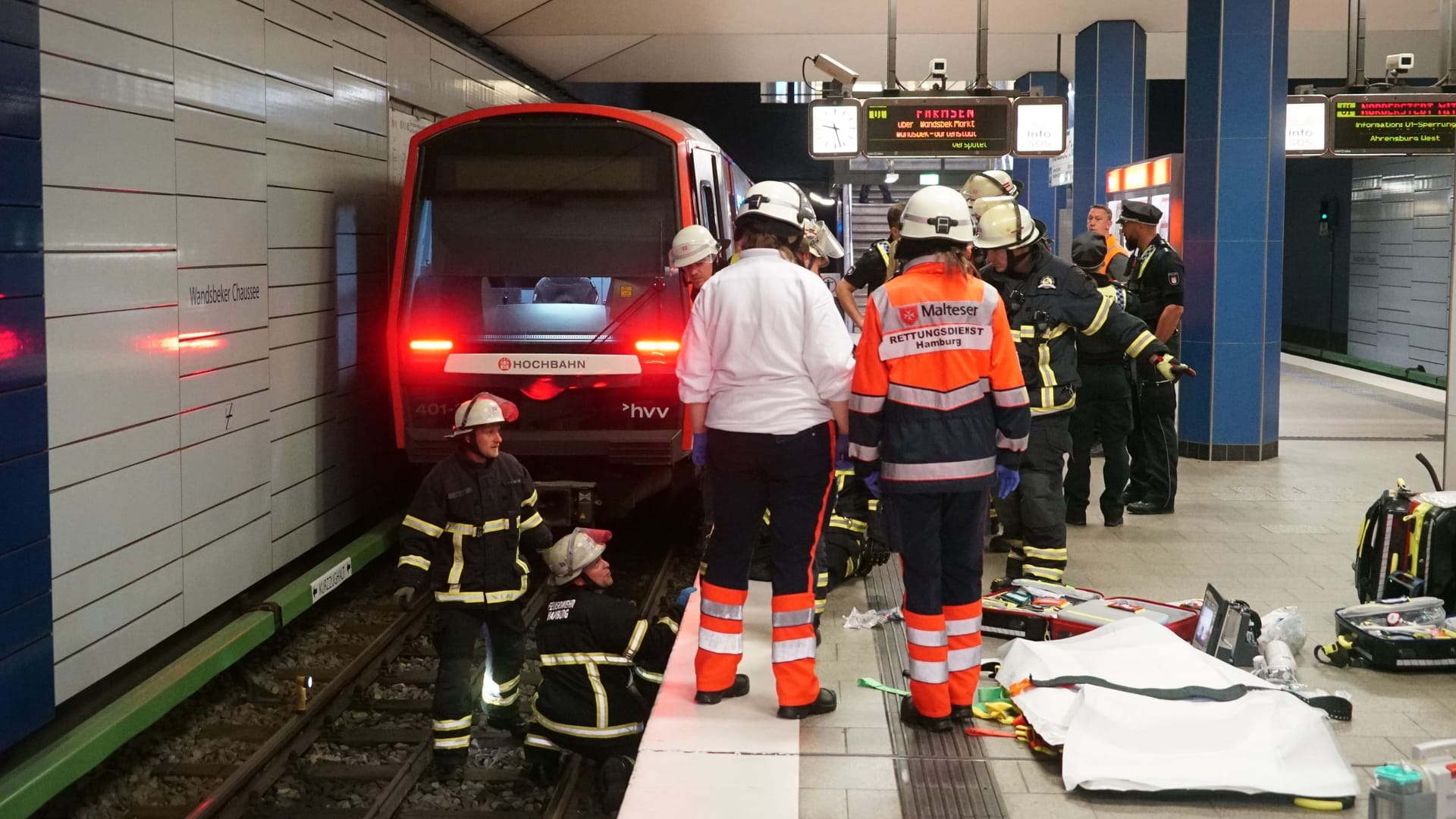 Unfall in Wandsbek: Eine Person stürzte ins Gleisbett der U-Bahn.