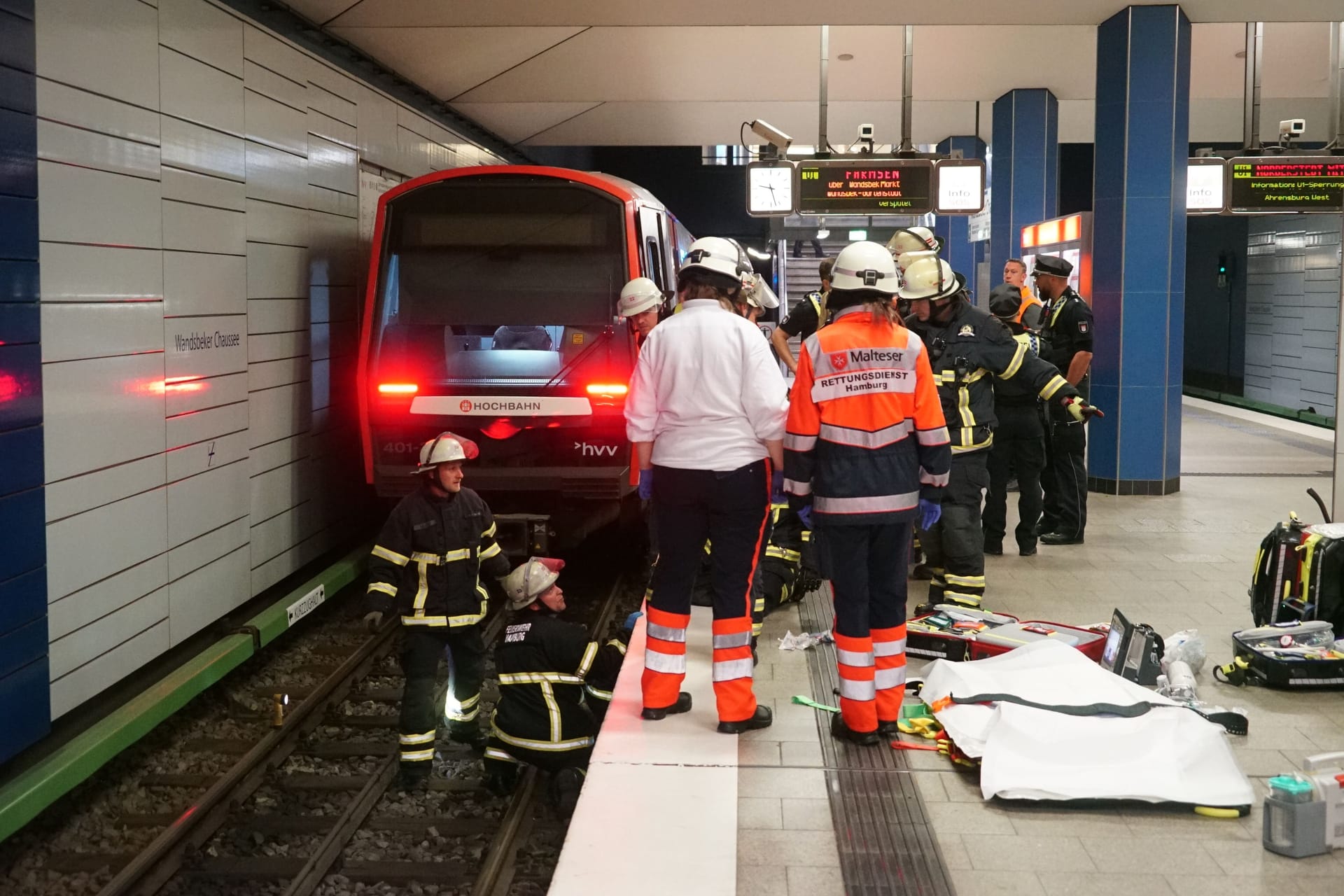 Unfall in Wandsbek: Eine Person stürzte ins Gleisbett der U-Bahn.