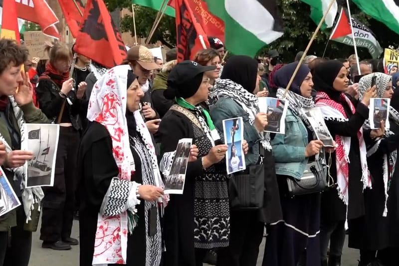 Mehrere hundert Menschen haben am Berliner Alexanderplatz gegen den Stopp eines Aktivisten-Schiffs mit Hilfsgütern für die Menschen im Gazastreifen unter dem Motto «Stoppt den Angriff auf die "Madleen"» demonstriert. Die Aktivisten rund um Greta Thunberg waren in der Nacht nach tagelanger Fahrt mit ihrem Segelschiff «Madleen» kurz vor dem Ziel von der israelischen Armee gestoppt worden. (zu dpa: «Hunderte demonstrieren gegen Blockade von Aktivisten-Schiff»)