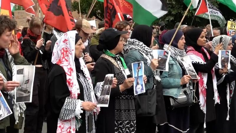 Mehrere hundert Menschen haben am Berliner Alexanderplatz gegen den Stopp eines Aktivisten-Schiffs mit Hilfsgütern für die Menschen im Gazastreifen unter dem Motto «Stoppt den Angriff auf die "Madleen"» demonstriert. Die Aktivisten rund um Greta Thunberg waren in der Nacht nach tagelanger Fahrt mit ihrem Segelschiff «Madleen» kurz vor dem Ziel von der israelischen Armee gestoppt worden. (zu dpa: «Hunderte demonstrieren gegen Blockade von Aktivisten-Schiff») Mehrere hundert Menschen haben am Berliner Alexanderplatz gegen den Stopp eines Aktivisten-Schiffs mit Hilfsgütern für die Menschen im Gazastreifen unter dem Motto «Stoppt den Angriff auf die "Madleen"» demonstriert. Die Aktivisten rund um Greta Thunberg waren in der Nacht nach tagelanger Fahrt mit ihrem Segelschiff «Madleen» kurz vor dem Ziel von der israelischen Armee gestoppt worden. (zu dpa: «Hunderte demonstrieren gegen Blockade von Aktivisten-Schiff»)