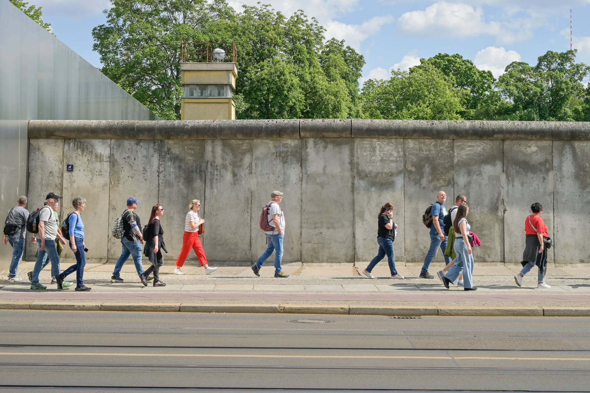 Passanten und Touristen am ehemaligen Mauerstreifen (Symbolbild): Von Berlin aus sollen künftig 5.800 frühere DDR-Häftlinge mehr Rente bekommen.