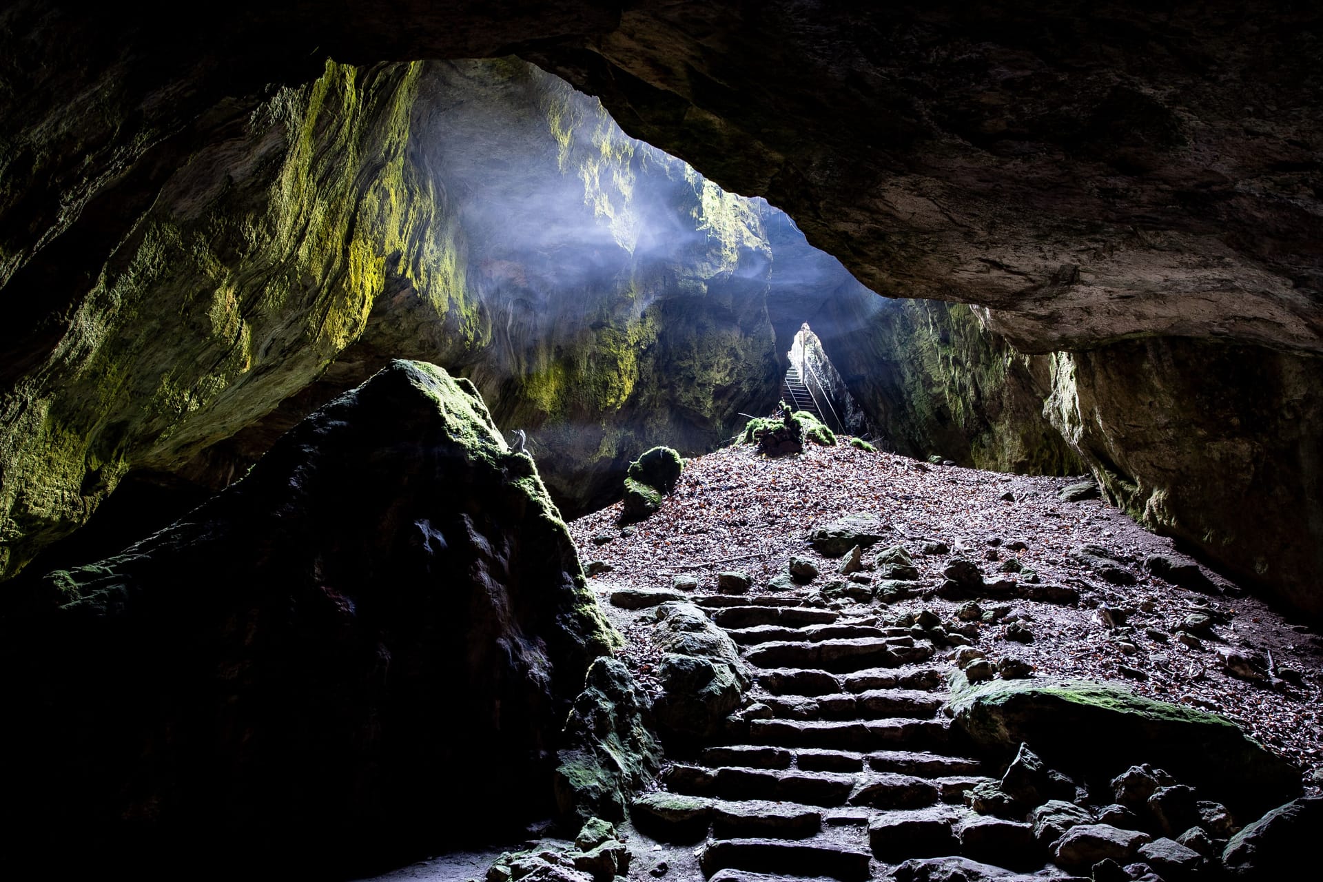 Die "Blaue Grotte" in der Einhornhöhle erscheint bei Lichteinfall besonders magisch.