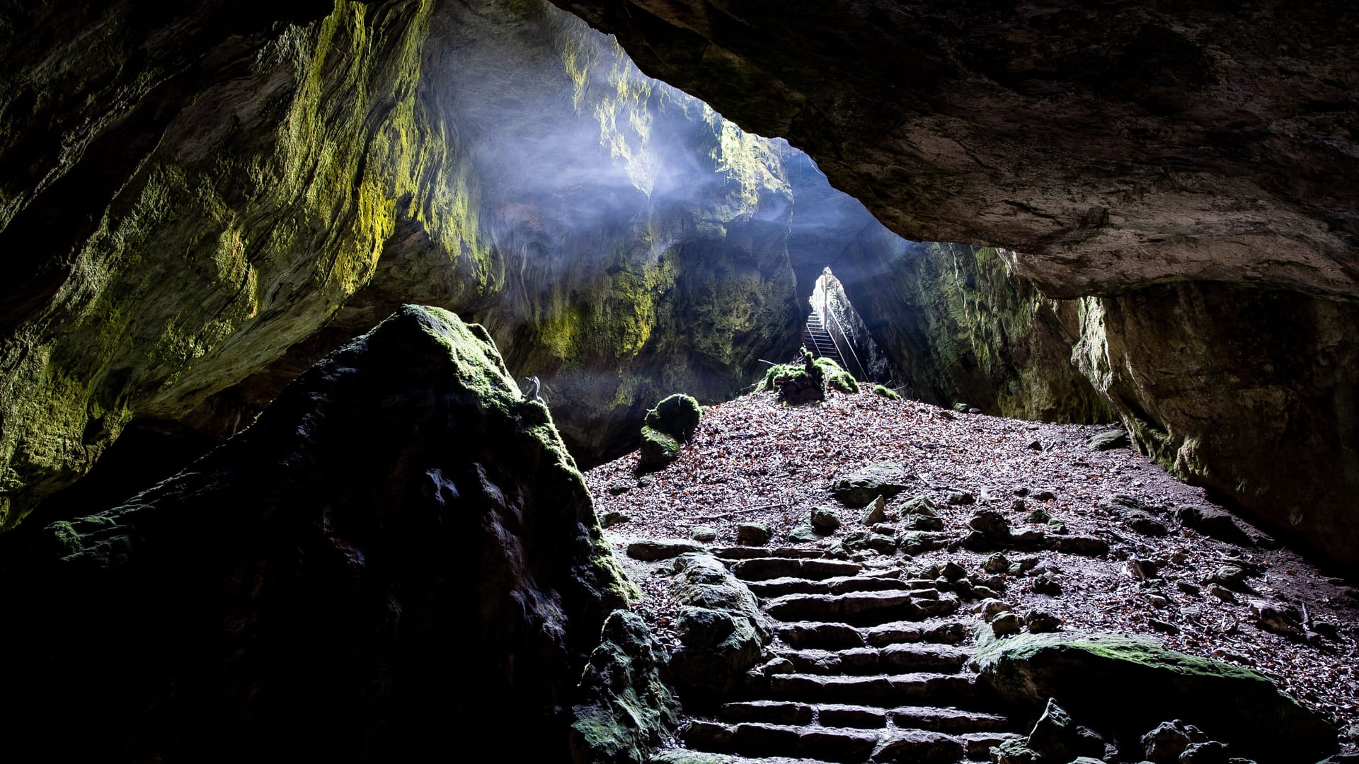 Die "Blaue Grotte" in der Einhornhöhle erscheint bei Lichteinfall besonders magisch.