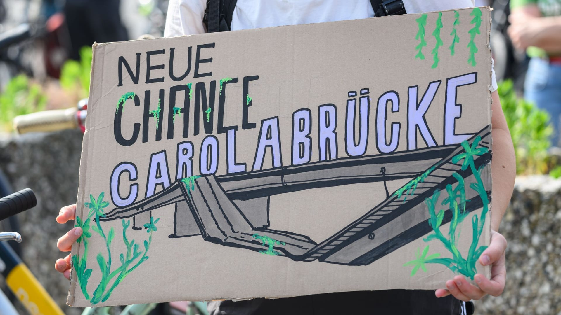 Die Debatte um die Anzahl der Spuren ist politisch aufgeladen: Vor zwei Wochen gab es sogar eine "Fridays for Future"-Demonstration für einen zwei- statt vierspurigen Neubau.