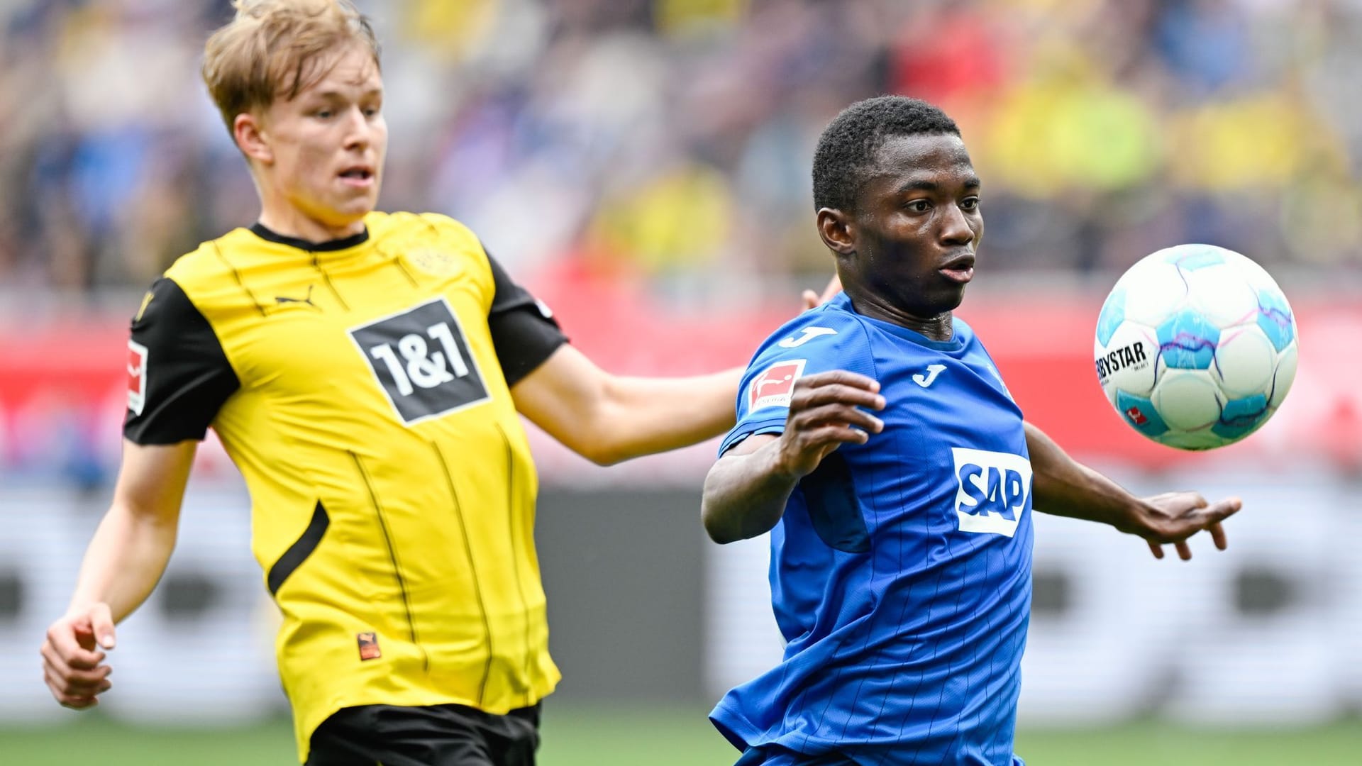 Daniel Svensson (l) und Hoffenheims Bazoumana Touré