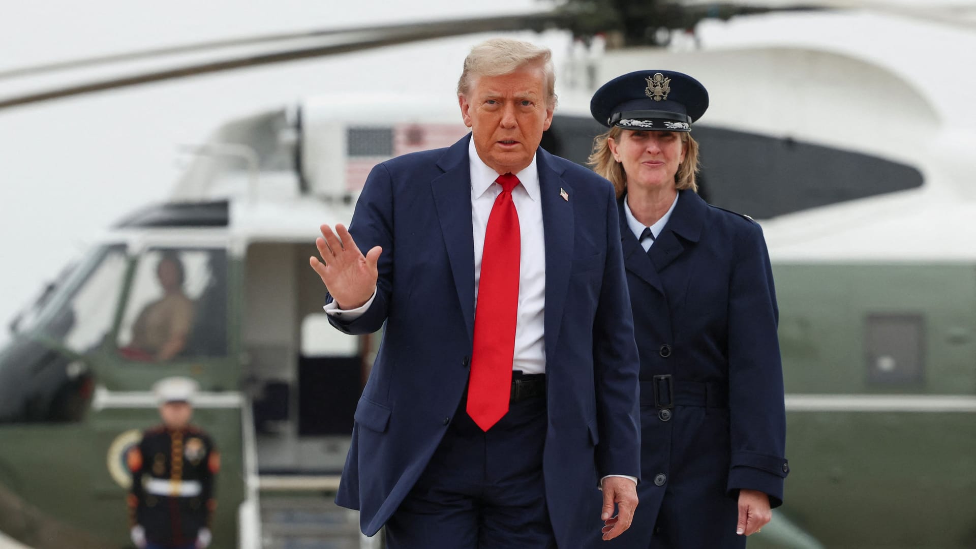 US-Präsident Donald Trump vor dem Hubschrauber Marine One: In der politischen Zwickmühle.
