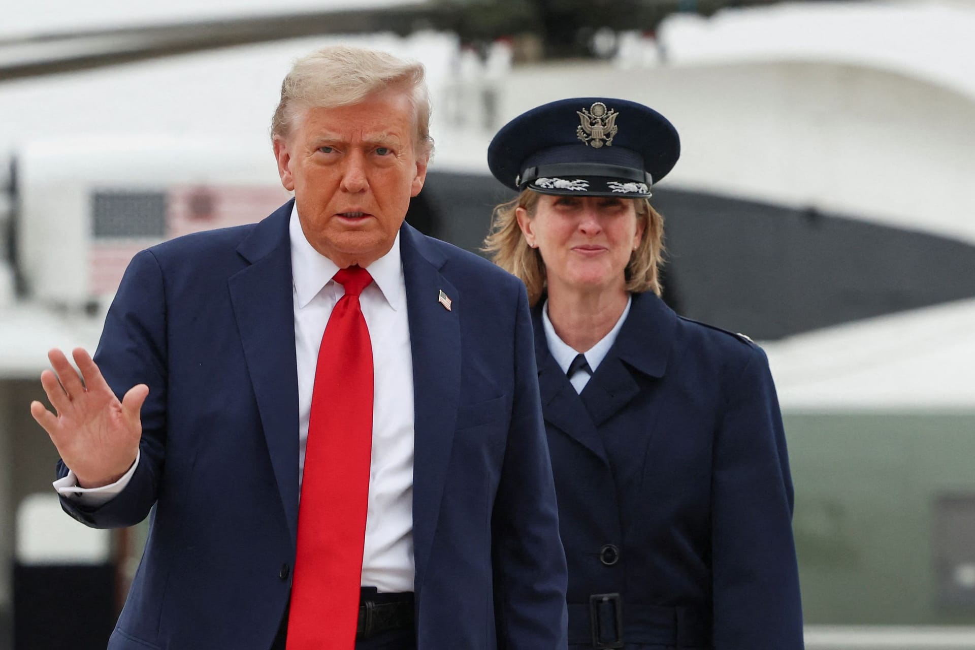 US-Präsident Donald Trump vor dem Hubschrauber Marine One: In der politischen Zwickmühle.