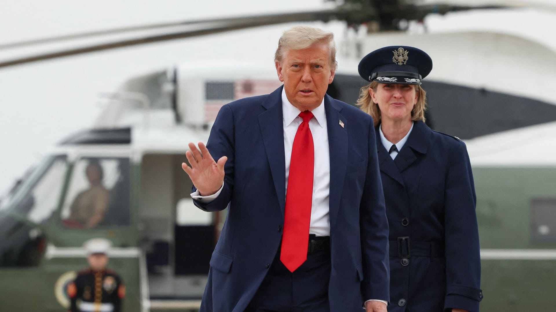 US-Präsident Donald Trump vor dem Hubschrauber Marine One: In der politischen Zwickmühle.