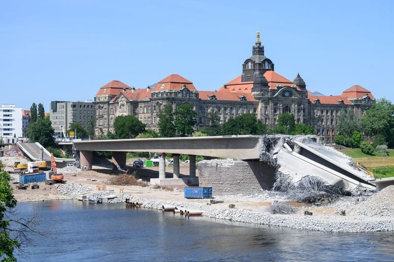 Blick auf den Abbruch der Brückenteile A und B der Carolabrücke, im Hintergrund ist die Staatskanzlei zu sehen.
