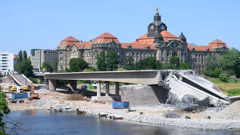 Blick auf den Abbruch der Brückenteile A und B der Carolabrücke, im Hintergrund ist die Staatskanzlei zu sehen. Blick auf den Abbruch der Brückenteile A und B der Carolabrücke, im Hintergrund ist die Staatskanzlei zu sehen.