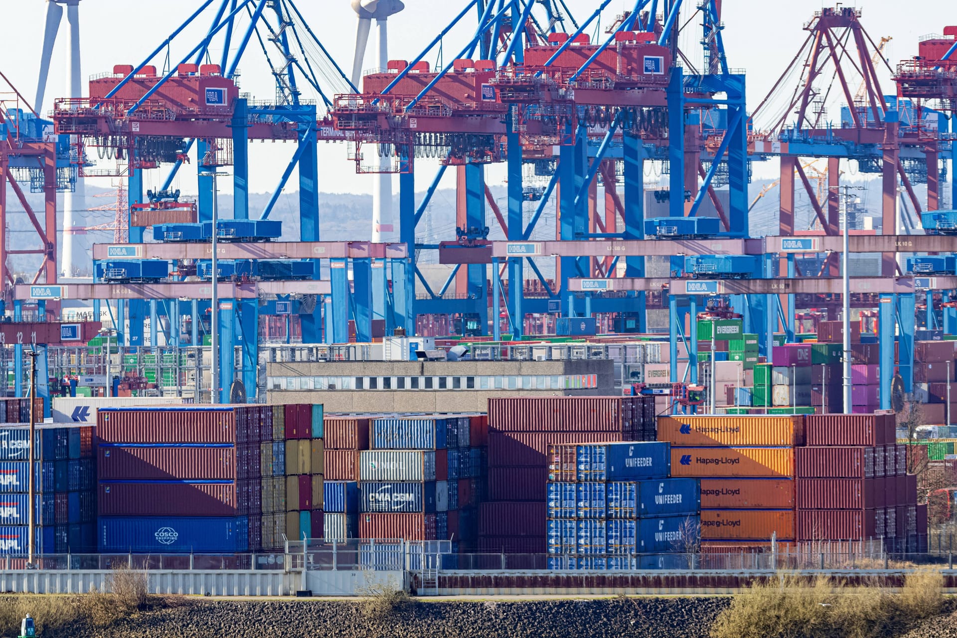 Ein Containerterminal im Hamburger Hafen (Archivbild): Die HHLA baut ihr Engagement im ukrainischen Odessa aus – ein "Wachstumsmarkt mit großem Potenzial".