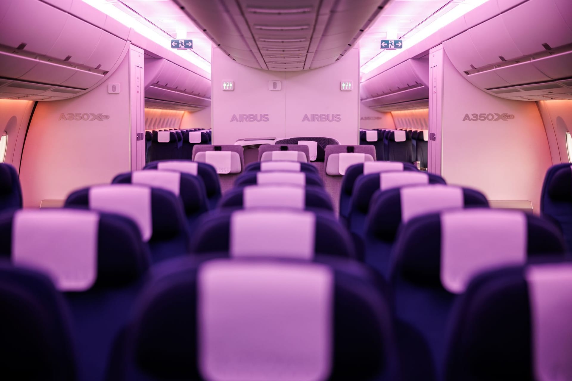 Leere Sitzreihen in einem Flugzeug
