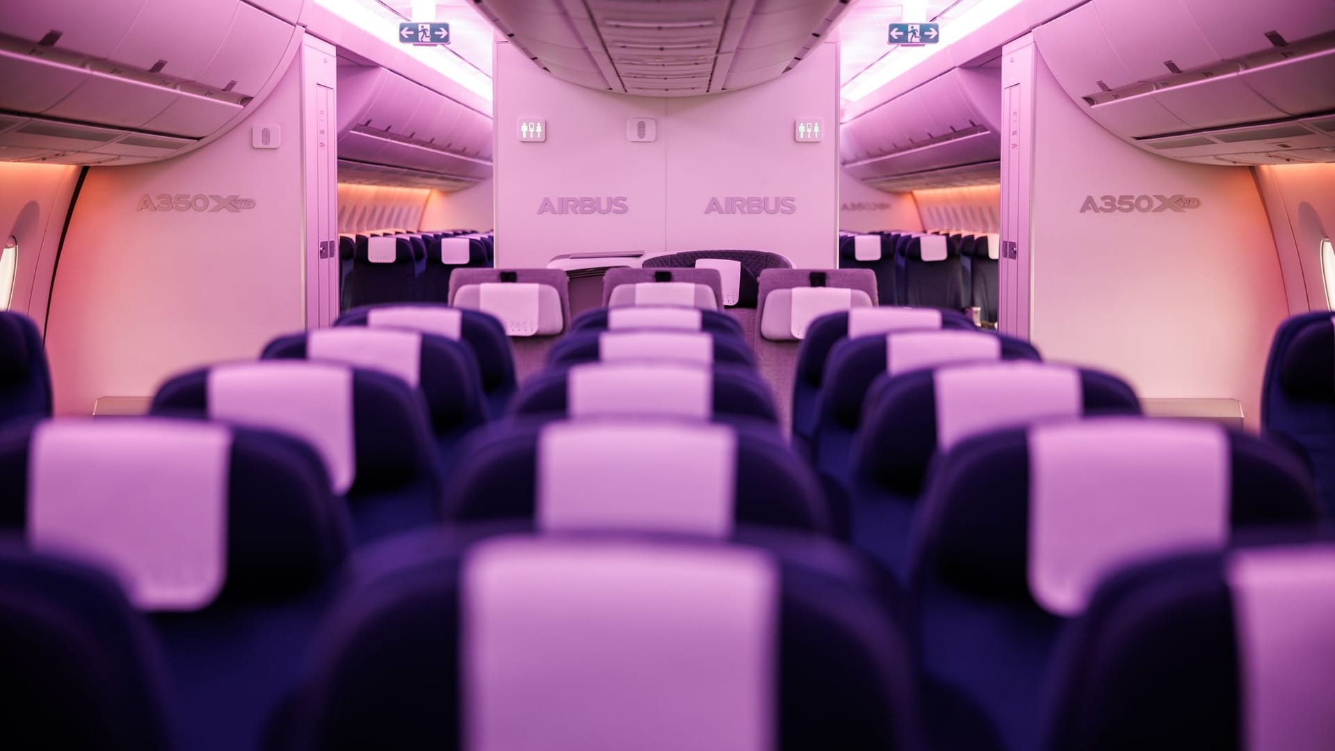Leere Sitzreihen in einem Flugzeug
