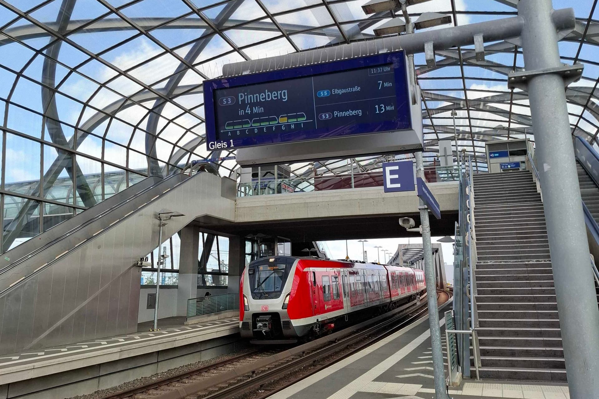Eine Auslastungsanzeige am S-Bahnhof Elbbrücken in Hamburg (Archivbild): Welche Technik steckt dahinter?