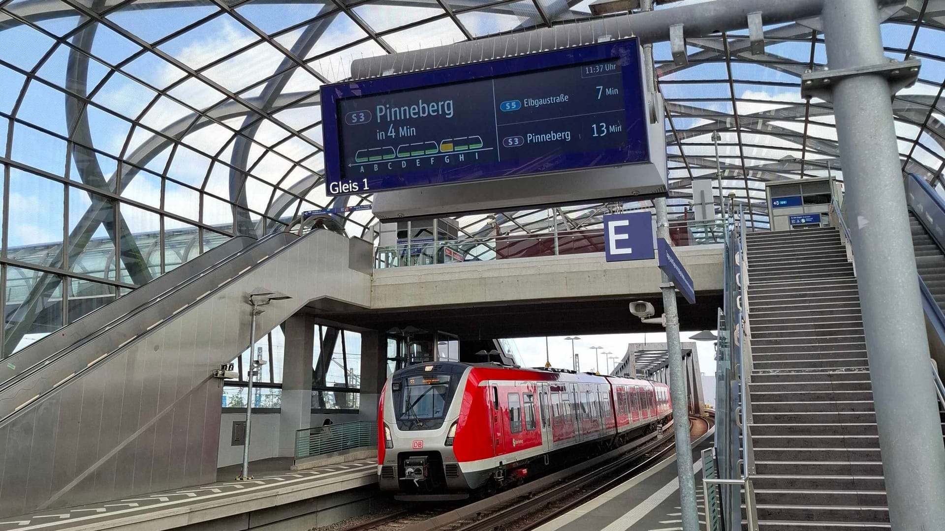Eine Auslastungsanzeige am S-Bahnhof Elbbrücken in Hamburg (Archivbild): Welche Technik steckt dahinter?