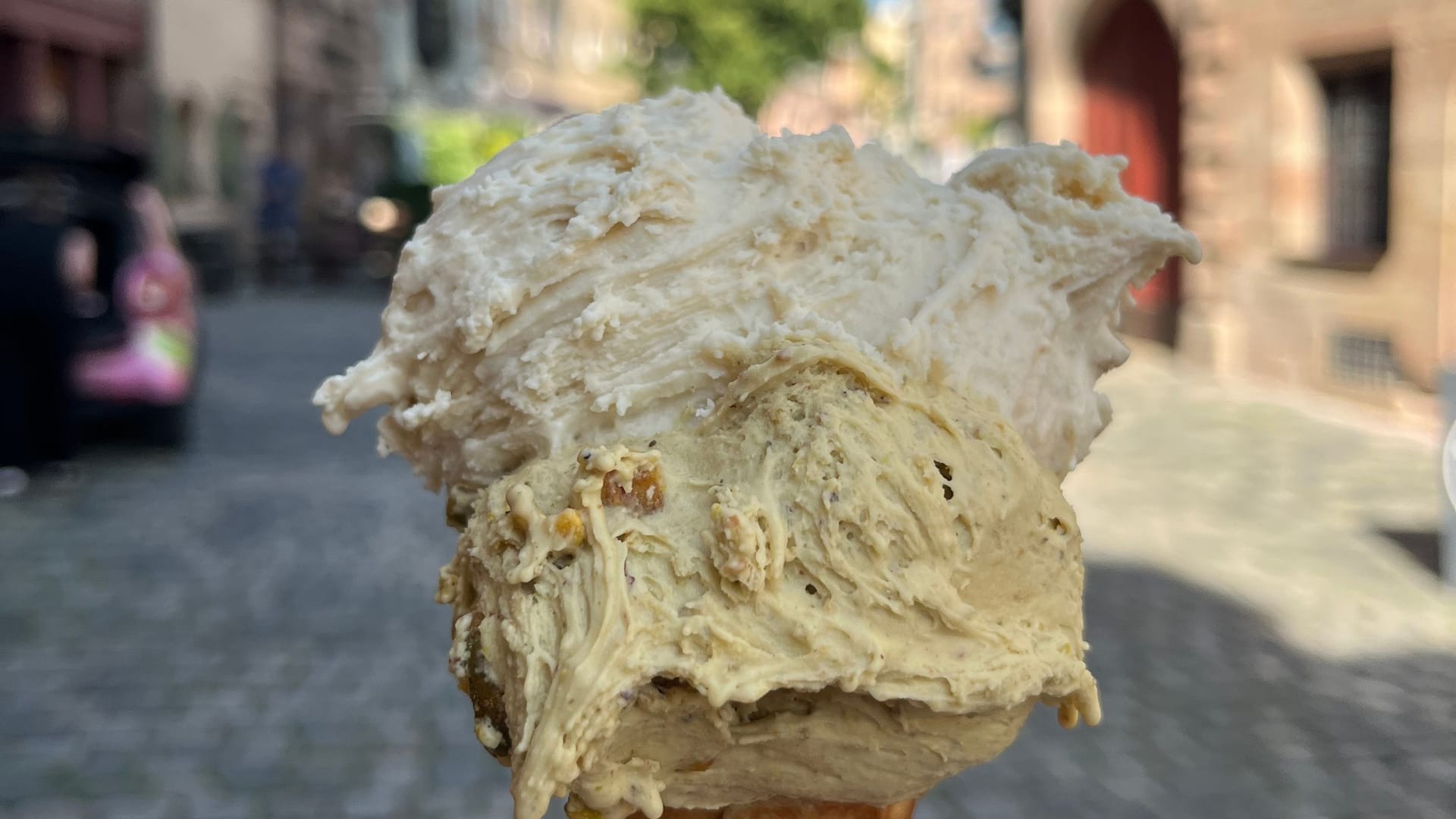 Eis in der Weißgebergasse: In fast allen Stadtteilen gibt es leckeres Eis. Eis in der Weißgebergasse: In fast allen Stadtteilen gibt es leckeres Eis.