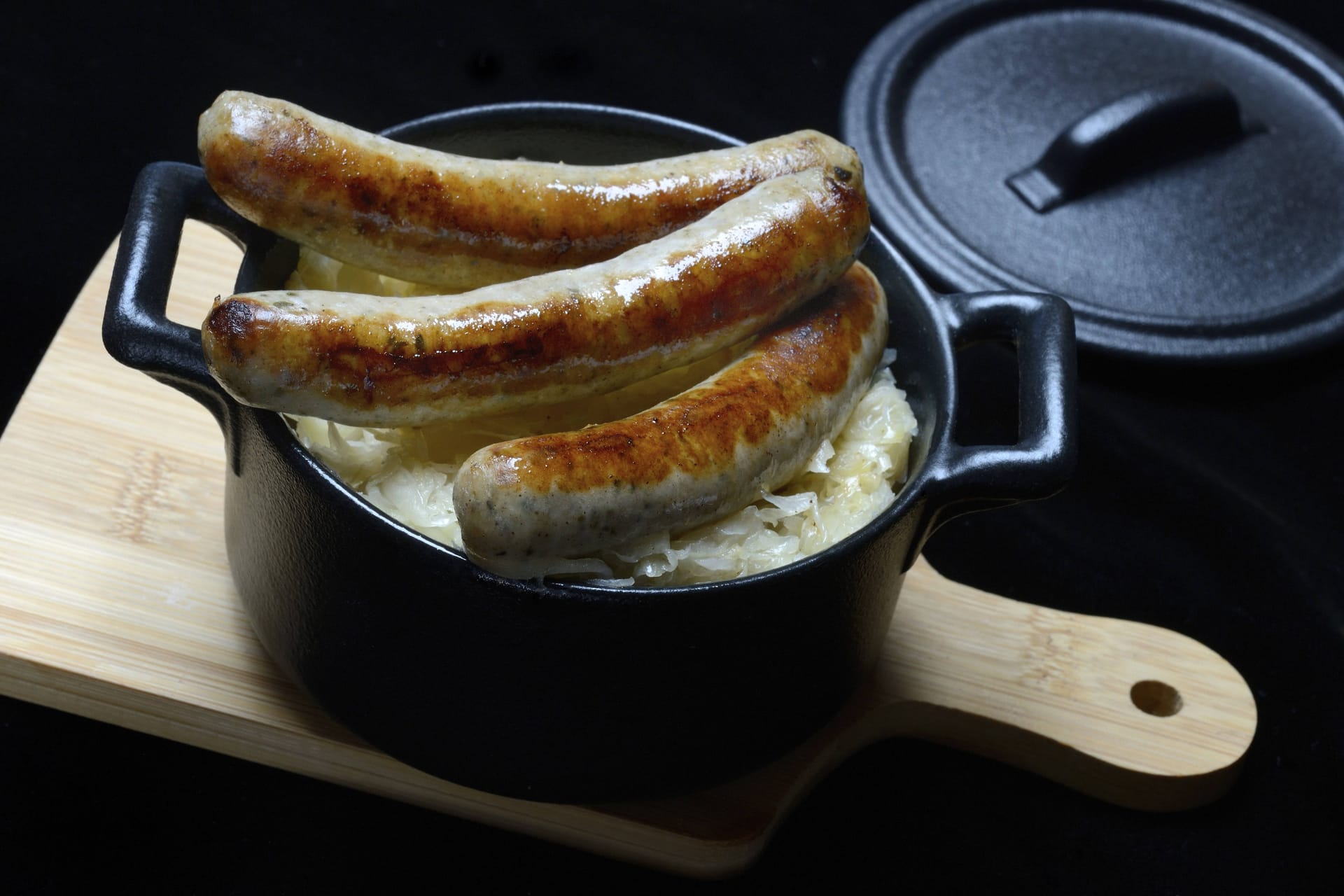 Bratwürstchen auf Sauerkraut (Symbolfoto): Ein ähnlich aussehendes Produkt wird zurückgerufen.