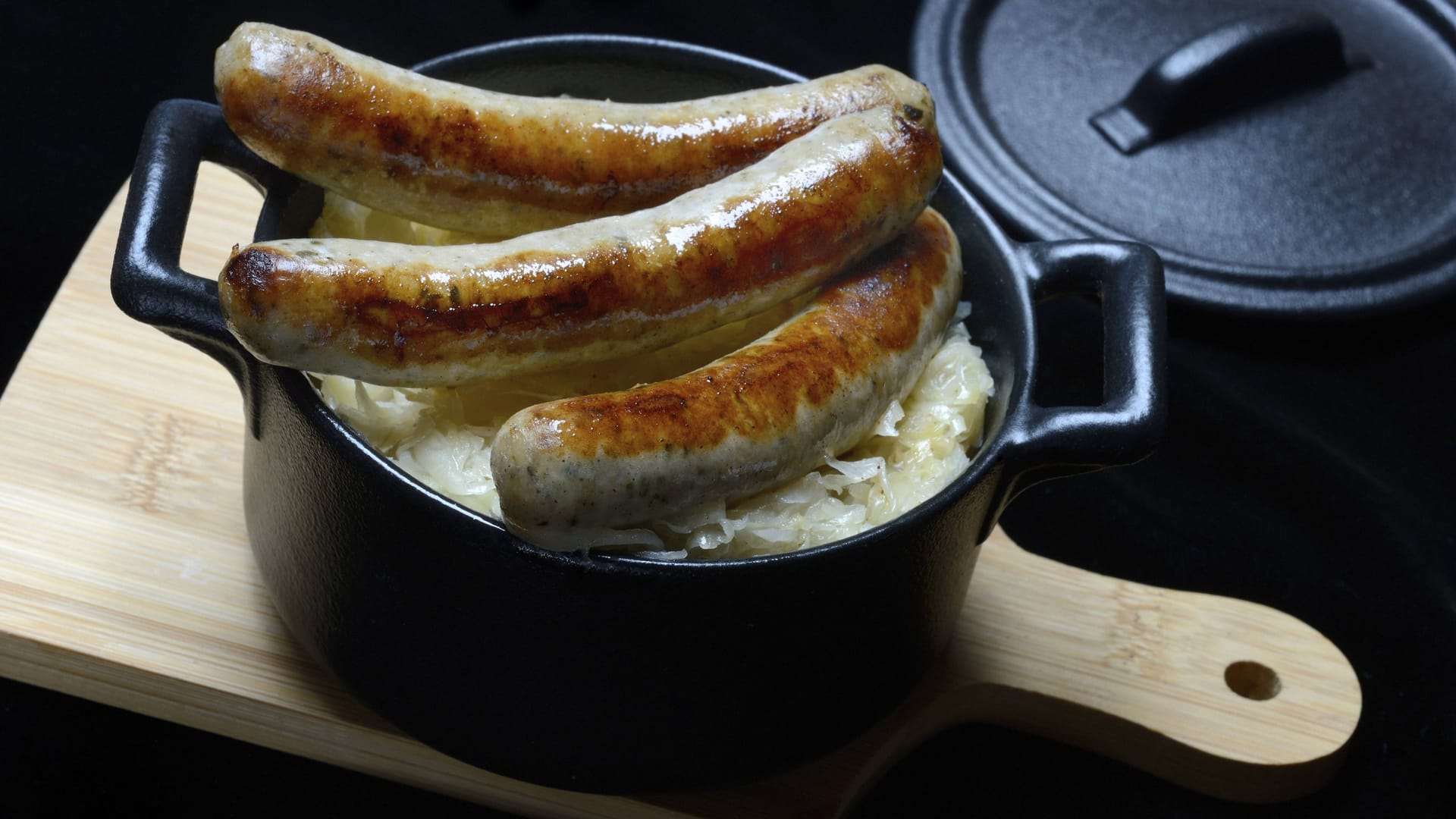 Bratwürstchen auf Sauerkraut (Symbolfoto): Ein ähnlich aussehendes Produkt wird zurückgerufen. Bratwürstchen auf Sauerkraut (Symbolfoto): Ein ähnlich aussehendes Produkt wird zurückgerufen.