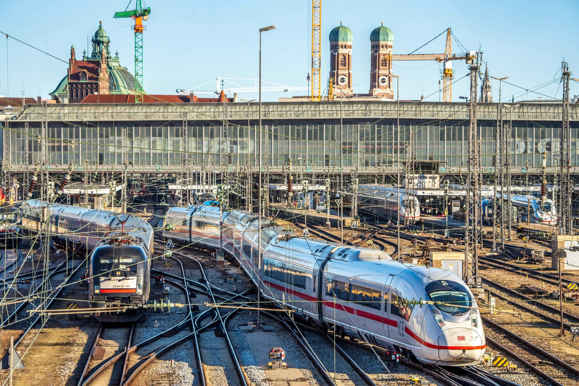 ICE kurz vor der Ankunft im Münchner Hauptbahnhof (Symbolfoto): Ein Zug, der aus München abfahren sollte, wurde nach nur einem Stopp geräumt.