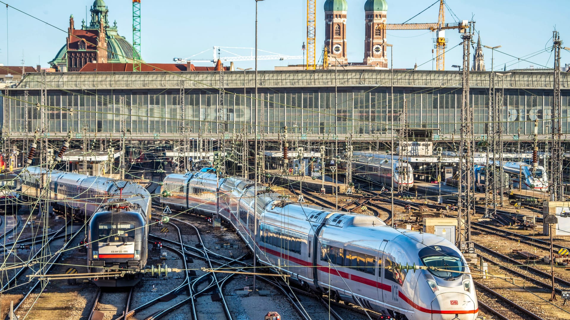 ICE kurz vor der Ankunft im Münchner Hauptbahnhof (Symbolfoto): Ein Zug, der aus München abfahren sollte, wurde nach nur einem Stopp geräumt. ICE kurz vor der Ankunft im Münchner Hauptbahnhof (Symbolfoto): Ein Zug, der aus München abfahren sollte, wurde nach nur einem Stopp geräumt.