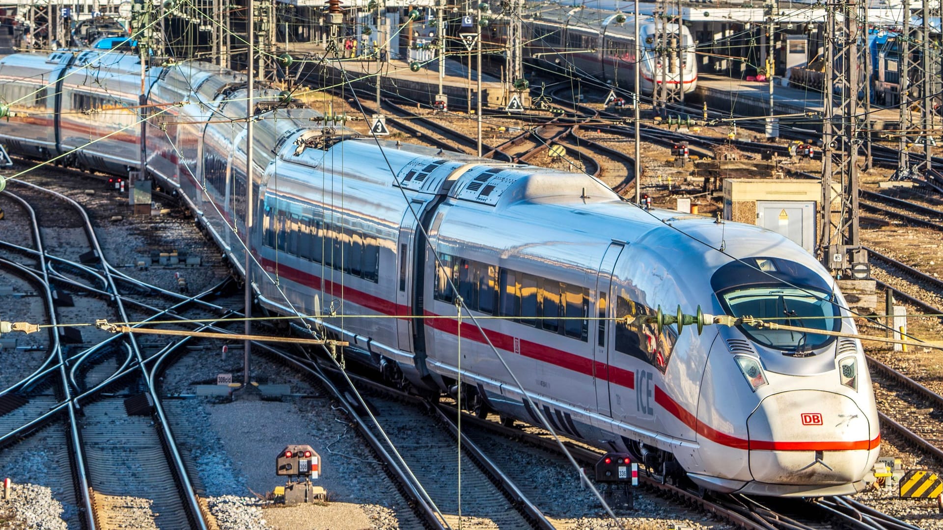 ICE kurz vor der Ankunft im Münchner Hauptbahnhof (Symbolfoto): Ein Zug, der aus München abfahren sollte, wurde nach nur einem Stopp geräumt. ICE kurz vor der Ankunft im Münchner Hauptbahnhof (Symbolfoto): Ein Zug, der aus München abfahren sollte, wurde nach nur einem Stopp geräumt.