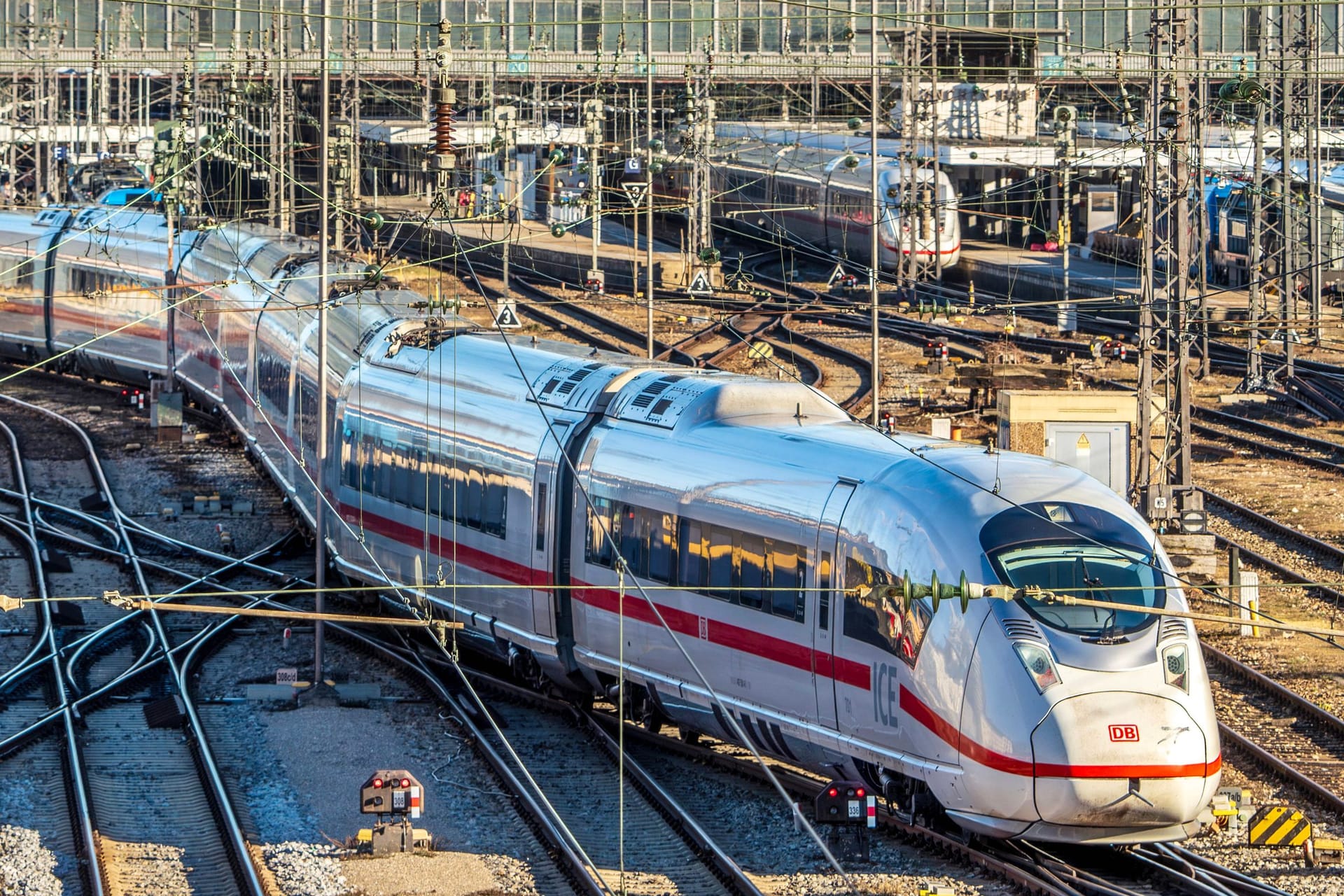 ICE kurz vor der Ankunft im Münchner Hauptbahnhof (Symbolfoto): Ein Zug, der aus München abfahren sollte, wurde nach nur einem Stopp geräumt.