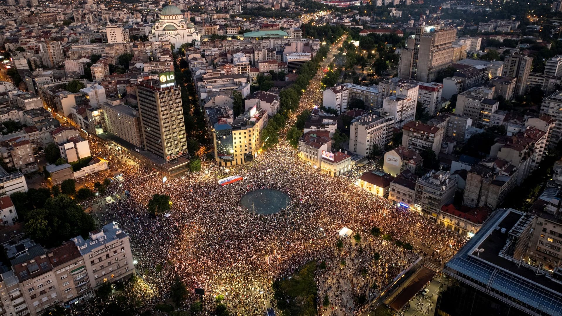 Menschenmassen in Belgrad: Bis zu 140.000 Menschen nahmen an dem Protest in Serbiens Hauptstadt teil.