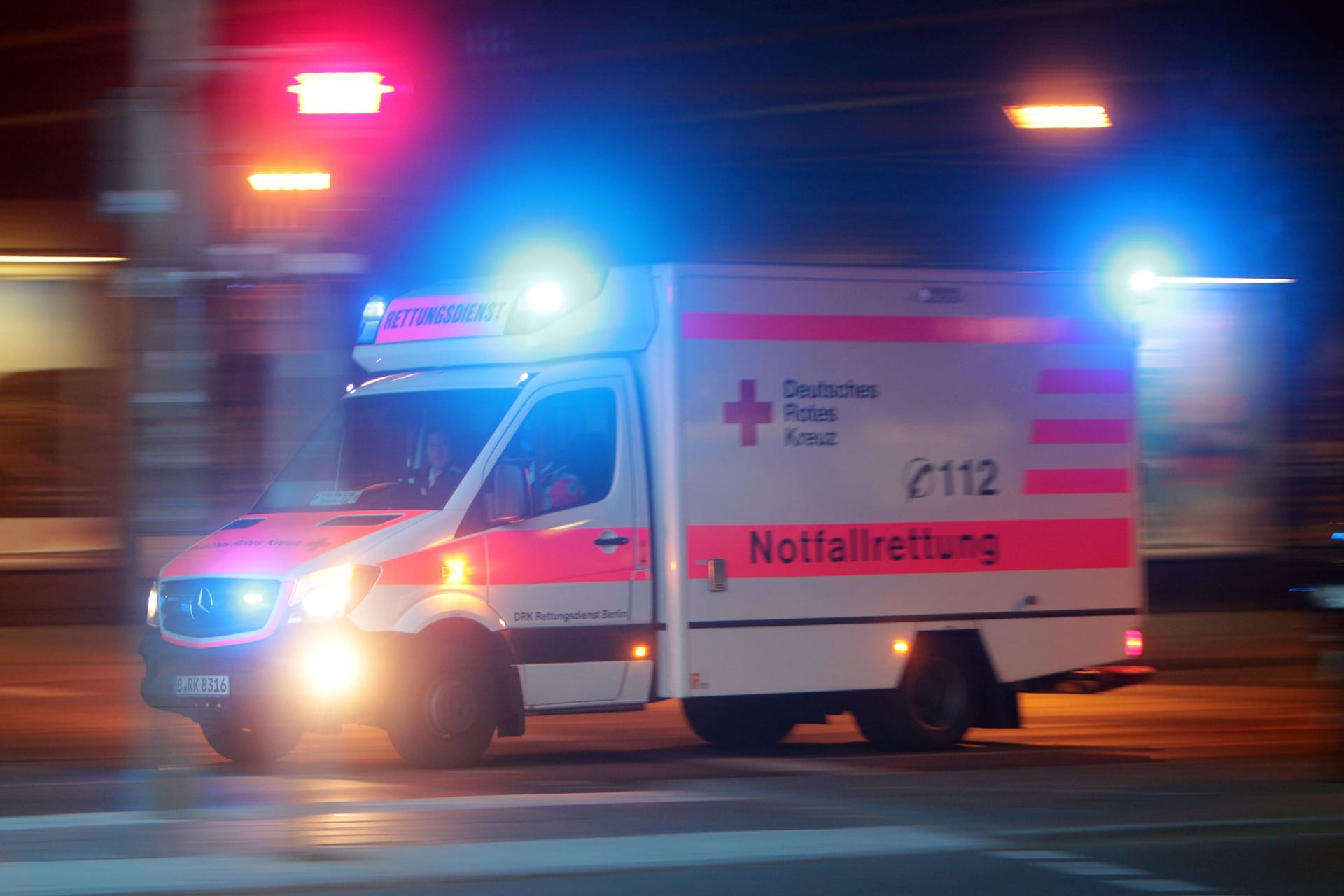 Rettungswagen in Berlin-Spandau im Einsatz (Symbolfoto): Ein Teenager musste nach einem Messerangriff in eine Klinik gebracht werden.