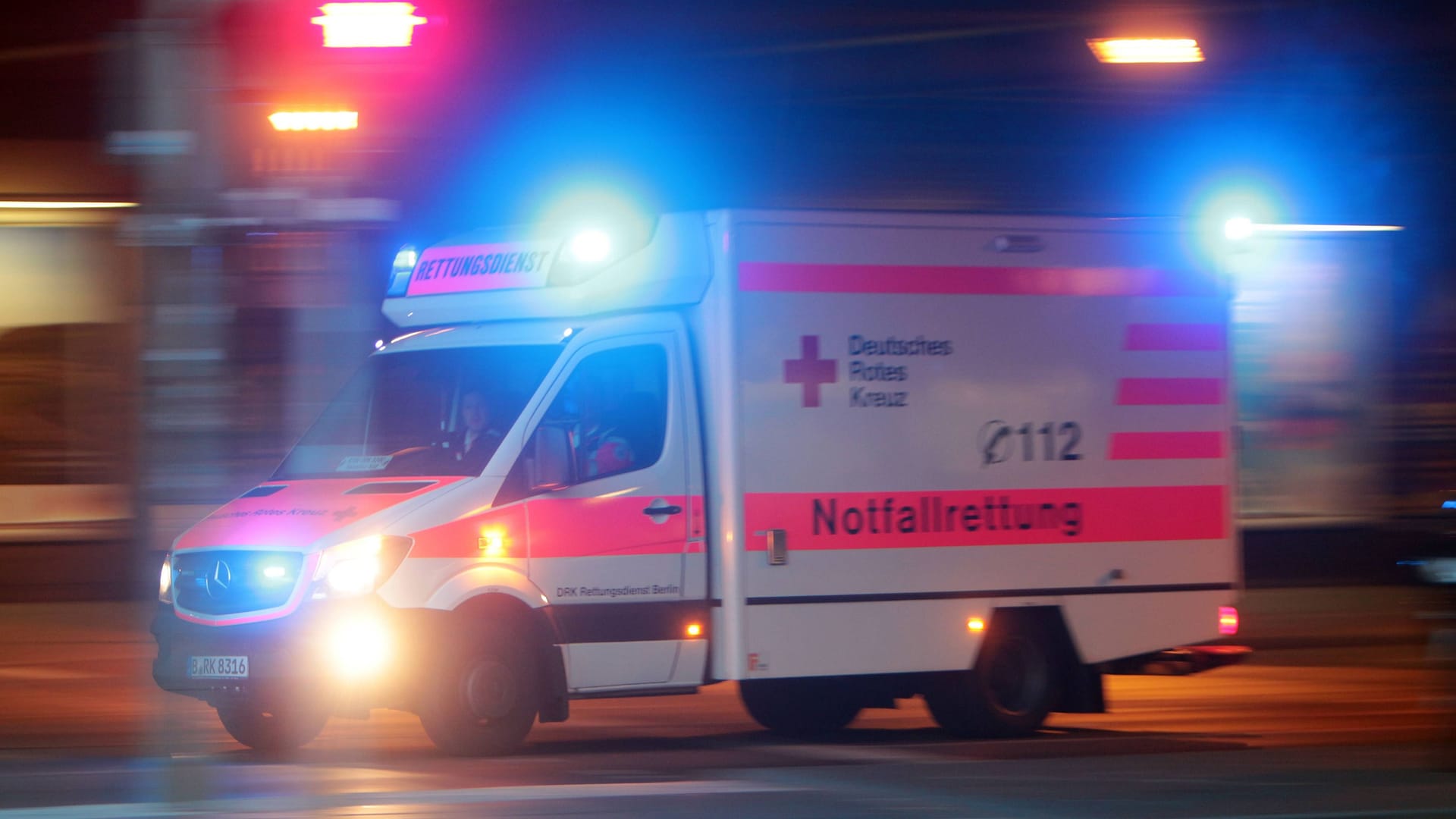 Rettungswagen in Berlin-Spandau im Einsatz (Symbolfoto): Ein Teenager musste nach einem Messerangriff in eine Klinik gebracht werden.